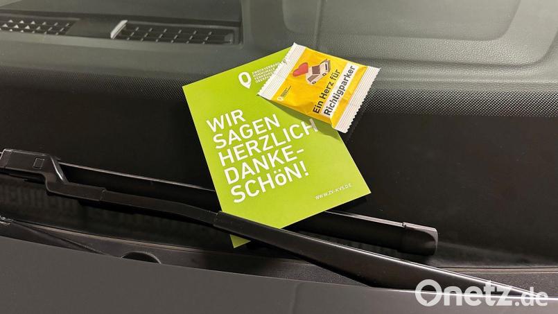 Es gibt eine kleine Überraschung für &quot;Richtigparker.&quot; Bild: Julia Roesch, ZV KVS Oberpfalz/exb
