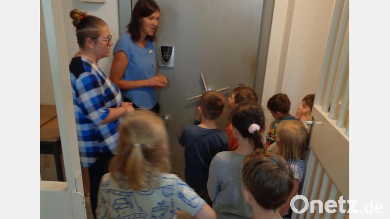 Die Vorschulkinder des Kinderhauses Steinwaldzwerge waren zu Besuch in der Sparkasse in Neusorg. Bild: Kinderhaus Steinwaldzwerge/exb