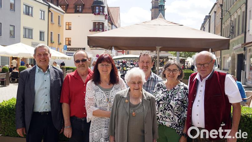 Maria Haberberger (Mitte) an ihrem 95. Geburtstag mit (von links) Bürgermeister Joachim Neuß, Sohn Rudi, Tochter Renate, Sohn Michael, Tochter Brigitte und Sohn Richard. Bild: jma