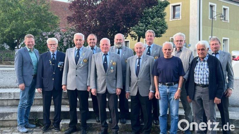 Die geehrten Mitglieder der KSK Wutschdorf-Freudenberg. Besonders ausgezeichnet wurden Hubert Eckl (Dritter von links) und Albert Freundorfer (Fünfter von links). Bild: Ina Piehler