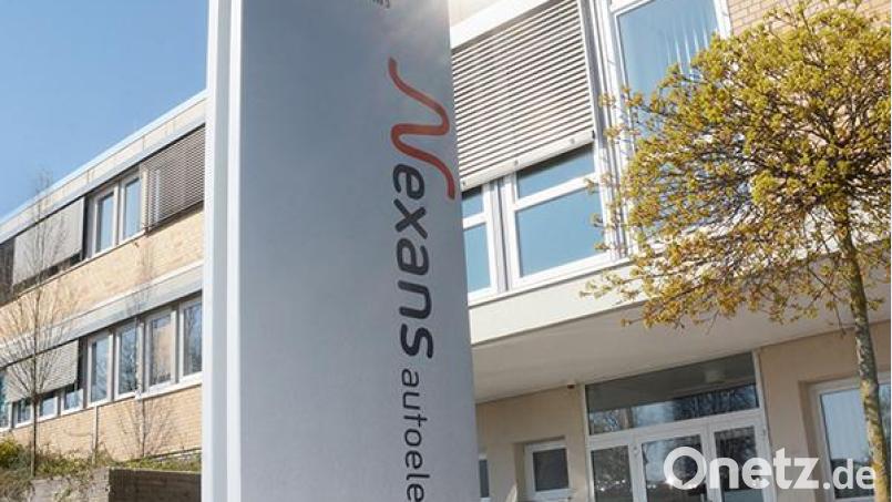 Der &quot;Nexans autoelectric&quot;-Schriftzug vor dem Firmengebäude in Floß. Symbolbild: Nexans autoelectric/exb