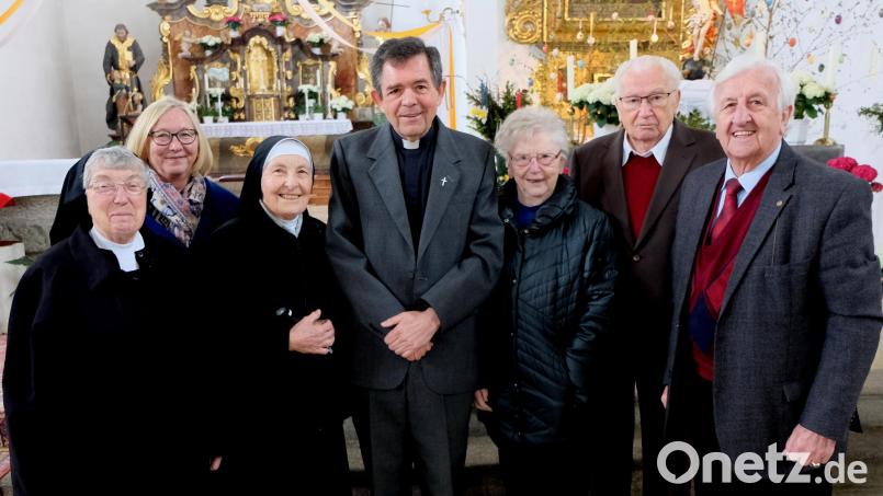 Ein Erinnerungsfoto an ein freudiges Wiedersehen am 12. Mai 2019. Von links: Schwester Regelind, Rita Rosner, Schwester Berchmana Pfarrer Max Früchtl, Margit und Hans Landgraf (+) und der frühere Bürgermeister Fred Lehner. Archivbild: le