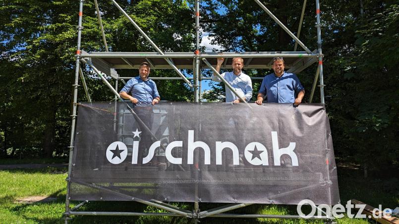 Noch steht nur das Gerüst, die Leinwand folgt. Bürgermeister Peter Neumeier und Markus Lautenschlager sowie Andreas Seitz von "Oischnak" (von links) sind gespannt, wie das Public Viewing im Schlosspark angenommen wird. Bild: wrl