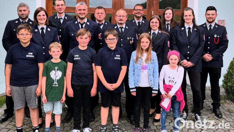 Das Vorstandsteam der Feuerwehr Rosall mit den Mitgliedern der neuen Kinderfeuerwehr. Bild: Jürgen Hopf/exb