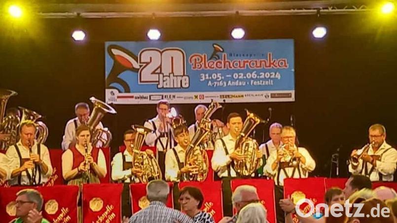 Die Blaskapelle Ernestgrün bei ihrem Auftritt zum 20-jährigen Bestehen der Blaskapelle „Blecharanka“ in Andau in Österreich. Bild: Musikverein Ernestgrün/exb