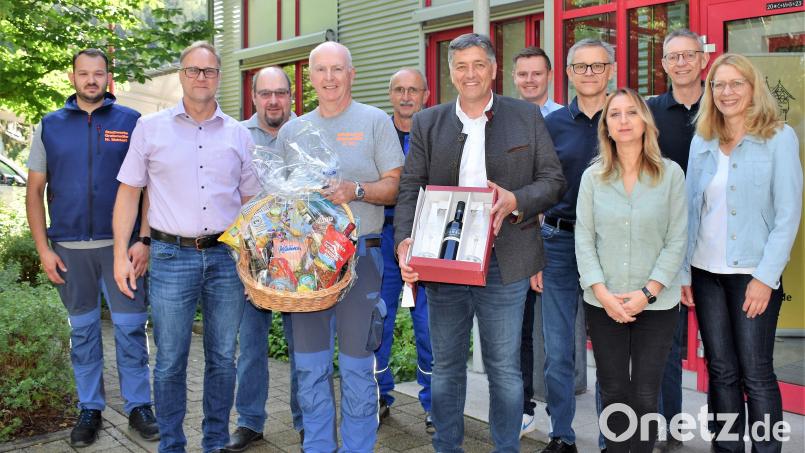 Bernhard Ott (mit Korb) geht in den Ruhestand. Stadtwerke-Vorstand Frank Neubauer (Zweiter von links), Vorstandsvorsitzenden Edgar Knobloch sowie die Kollegen verabschieden ihn. Bild: rgr