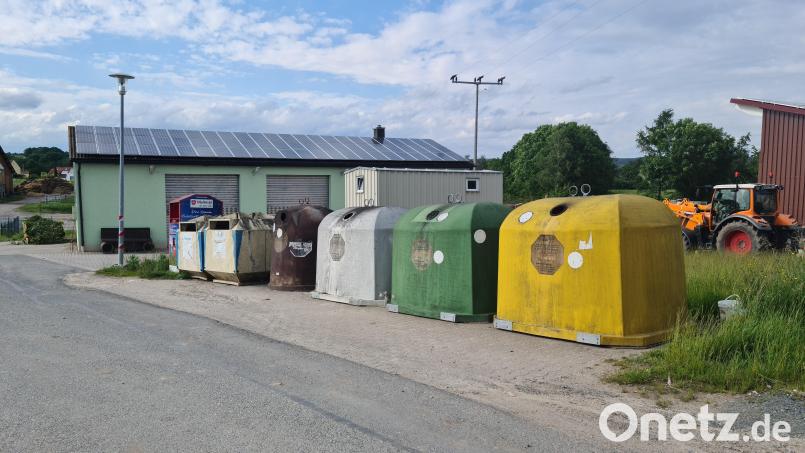 Immer wieder wird an den Containern am Bauhof illegal Müll entsorgt. Bürgermeister Johannes Schmid will nun mit Video-Überwachung reagieren. Bild: sne