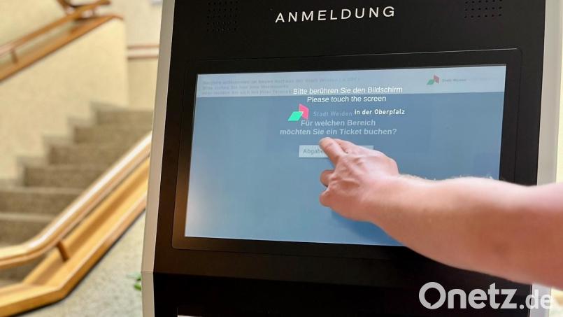 Mithilfe von Online-Terminen und Terminals im Rathaus-Atrium sollen die Wartezeiten im Rathaus für Bürger verkürzt werden. Bild: Gabi Schönberger