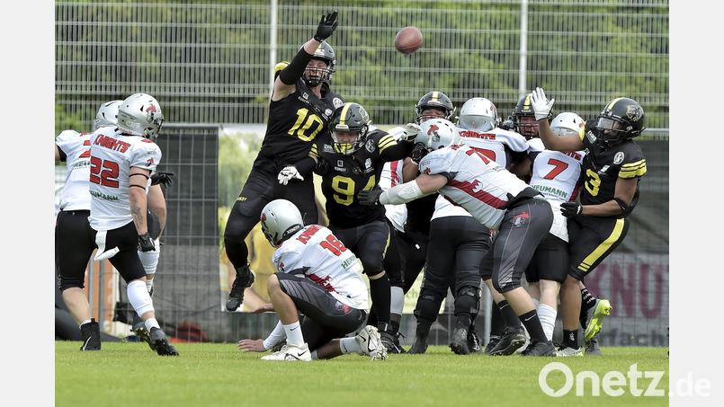 In einer umkämpften Partie mussten sich die Mad Bulldogs (dunkle Spielkleidung) den favorisierten Franken Knights geschlagen geben. Bild: Hubert Ziegler