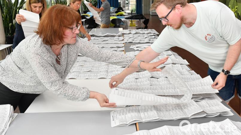 Auszählung der Stimmen zur Europawahl im Wahlbezirk 3, Hochschule Amberg-Weiden. Wegen der übergroßen Stimmzettel wurde viel Platz gebraucht. Bild: Petra Hartl