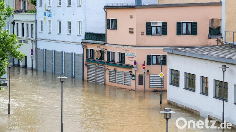 Teile der Altstadt sind vom Hochwasser der Donau überschwemmt. Bild: Armin Weigel/dpa