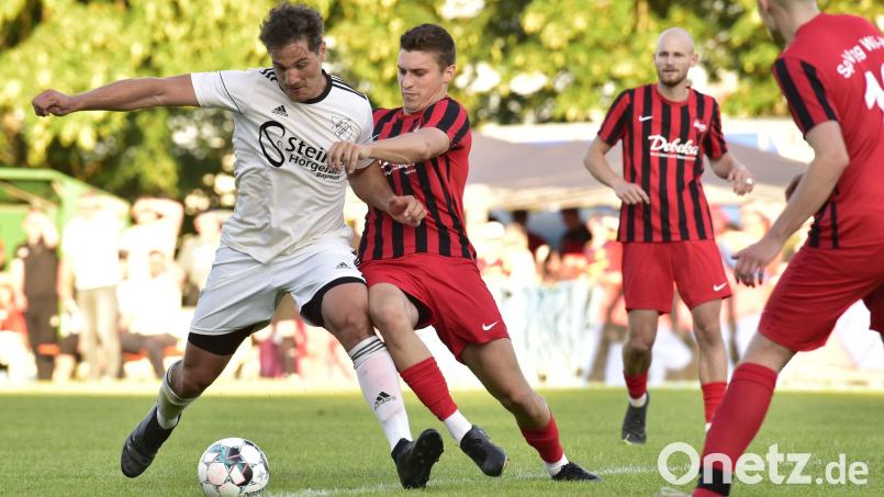 Die SpVgg Willmering-Waffenbrunn (rote Trikots) gewann am Freitag das Relegationsspiel gegen den ASV Haidenaab mit 2:0, was für die Bezirksliga-Einteilung Konsequenzen hat: Mit Willmering, 1. FC Raindorf und DJK Arnschwang spielen künftig drei Teams aus dem Oberen Bayerischen Wald in der Bezirksliga Nord. Bild: mhs