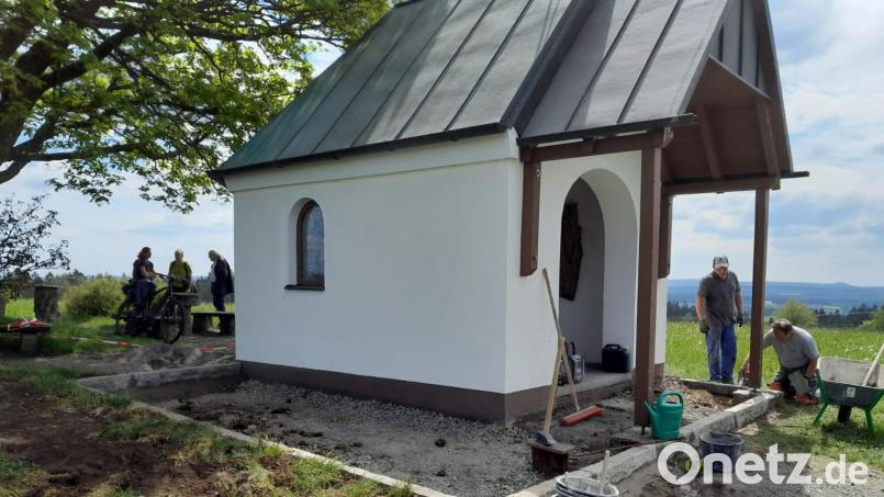 Die Mitglieder des OWV Zweigvereins Theisseil-Muglhof legten selbst Hand an und pflasterten den Platz rund um die Dreifaltigkeitskapelle. Bild: Robert Ronke