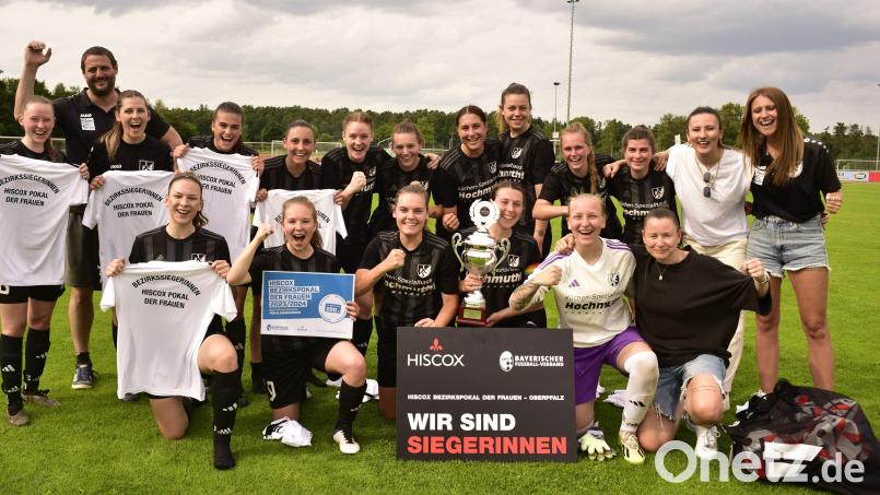 Die Fußballfrauen des 1. FC Schwarzenfeld sind Bezirkspokalsieger. Bild: ham