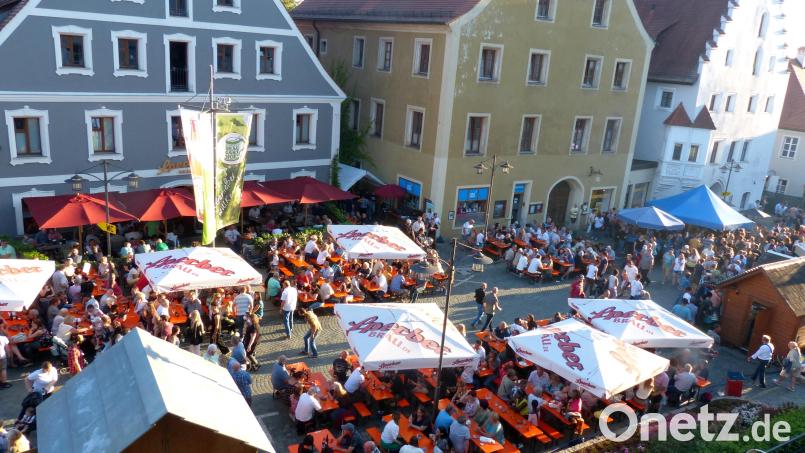 Beim Altstadtfest (hier ein Foto von 2022) verwandelt sich die Sulzbach-Rosenberger Innenstadt in eine Festmeile: Bestes Essen, Musik aus unterschiedlichsten Richtungen und hoffentlich gutes Wetter machen den Reiz des Festes aus. Archivbild: mfh