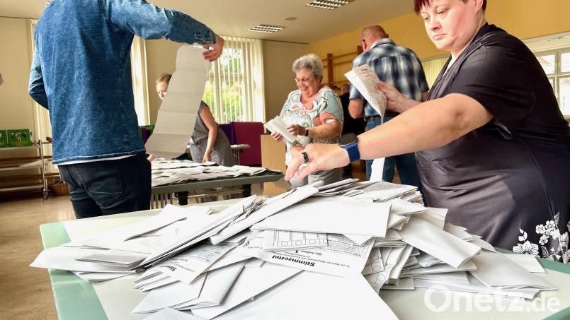Die Wahlhelfer im Maria-Seltmann-Haus hatten bei der Auszählung alle Hände voll zu tun. Bild: Gabi Schönberger