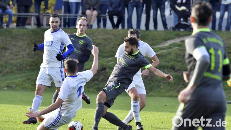 Neuland betritt der SV Kohlberg (im Bild Fabian Wudy im dunklen Trikot beim Schuss) in der neuen Saison: Der Tabellendritte der Kreisliga Nord wurde in die Kreisliga Süd eingruppiert. Archivbild: Hubert Ziegler