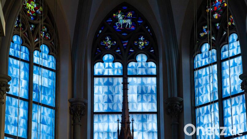 Ein Schulfreund von Florian Bindl feiert am 14. Juli Primiz und wird Priester. Symbolbild: Peter Kneffel/dpa