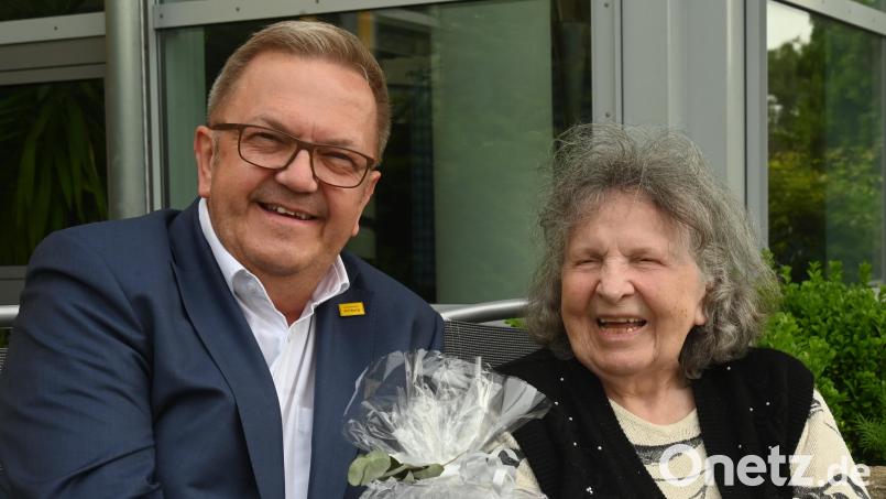 Bürgermeister Martin Preuß gratulierte Anna Gallus im Namen der Stadt Amberg zum 90. Geburtstag. Bild: gf