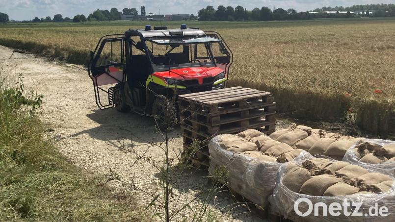 Ein hoch geländegängiges UTV (Utility-All-Terrain-Vehicle) leistet bei Deichsicherungsmaßnahmen gute Dienste. Das Fahrzeug ist ideal zum Transport von Sandsäcken. Bild: Adrian Schönwald/exb