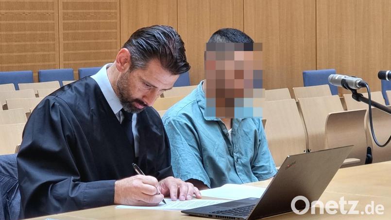 Der Angeklagte folgt dem Prozessgeschehen regungslos neben seinem Rechtsanwalt Matthias Haberl. Bild: scm