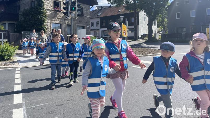 Mit ihren blauen Warnwesten üben die Kinder des Kindergartens St. Elisabeth die Ampel-Überquerung. Bild: Sophia Goldner/fph