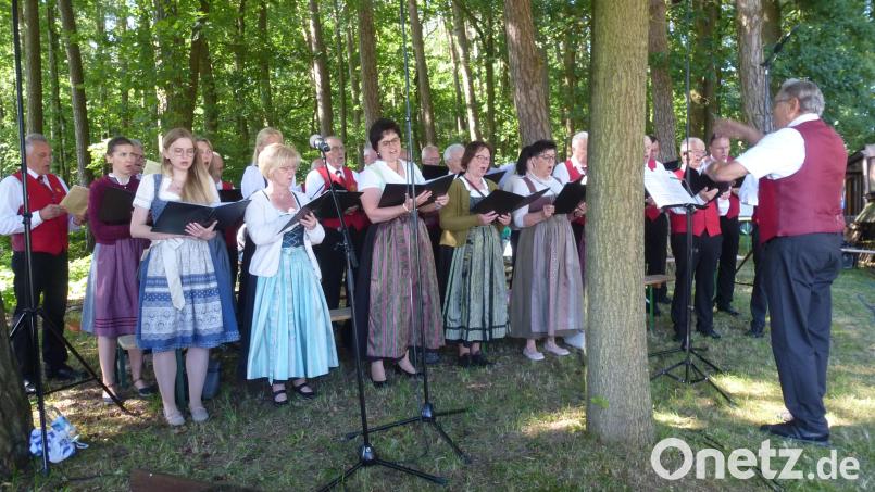 Geradezu euphorisch harmonieren Schützen- und Kirchenchor unter schattenspendenden Bäumen. Der Schützenchor Seugast feierte sein 50-jähriges Bestehen. Bild: bk