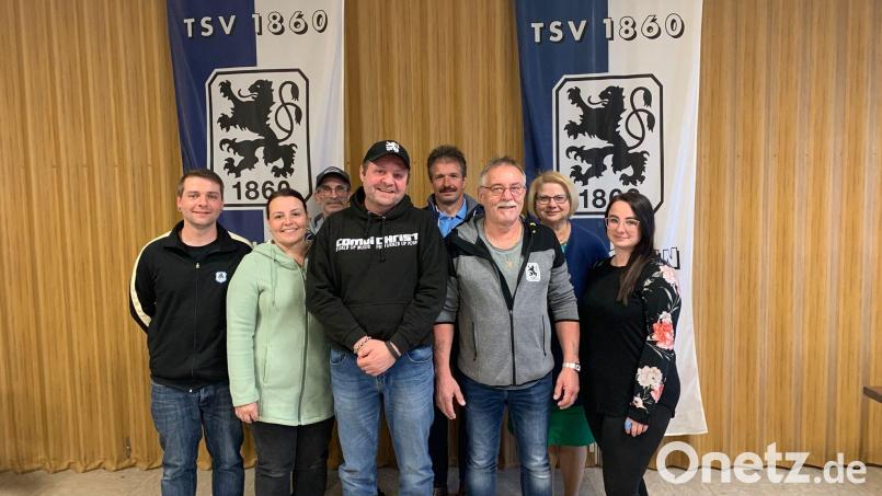 Peter Leopold (Vierter von links) übernahm beim 1860-Fanclub „Waldnaablöwen“ das Amt des Vorsitzenden von Wenz Mastalar (Dritter von rechts), der nun als neuer Beisitzer seine Erfahrungen mit einbringt. Bild: dip