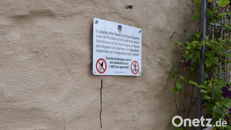 Mehrere Hinweisschilder auf das Alkoholverbot bei der Fronfeste und beim Museumsquartier Tirschenreuth wurden durch Graffiti verunstaltet. Der Schaden beläuft sich auf 500 Euro. Bild: szl