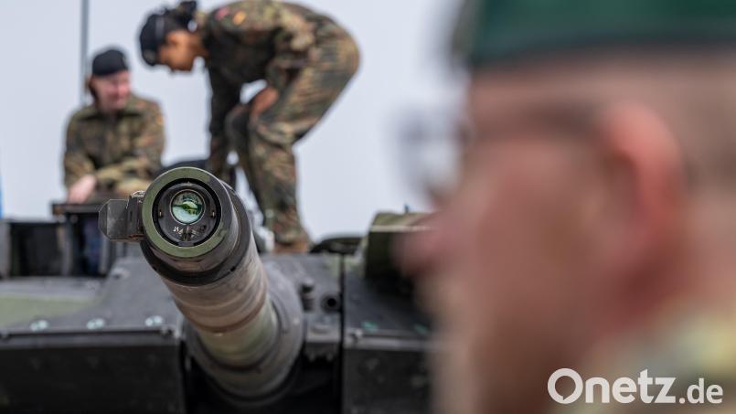 Ein Kampfpanzer vom Typ Leopard II A7V des Panzerbatallions 104 steht in der Oberpfalzkaserne in Pfreimd. Symbolbild: Armin Weigel/dpa