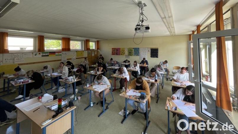 50 angehende Erzieherinnen und Erzieher treten zu den Abschlussprüfungen der Fachakademie für Sozialpädagogik am Beruflichen Schulzentrum in Neustadt/WN an. Bild: Felix Steiner