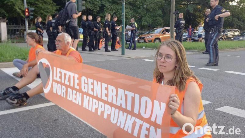 Ronja Künkler bei einer Protest-Aktion der &quot;Letzen Generation&quot;. Die Gruppierung hat die Blockade selbst per Foto dokumentiert. Bild: Letzte Generation