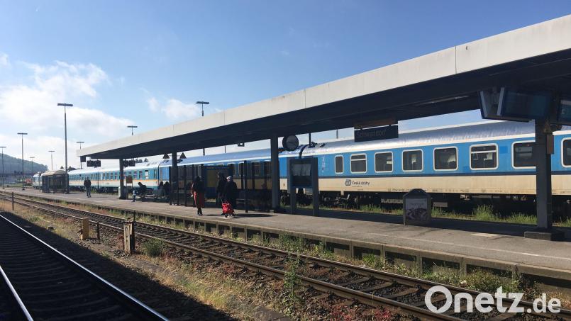 Zwei Buben waren auf die Gleise gelaufen. Deshalb stand am Montag der Zugverkehr im Schwandorfer Bahnhof. Symbolbild: ihl