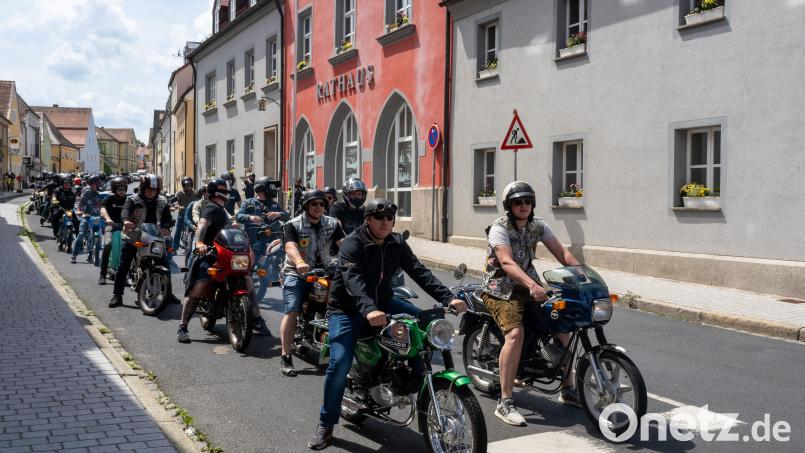 130 Biker fuhren bei der Benefizfahrt der GFP Motorradfreunde durch Erbendorf. Bild: lum
