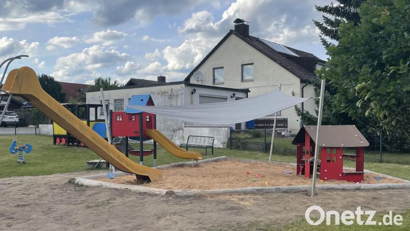 Der Sandkastenbereich wurde auf dem Spielplatz „Kreuzäckersiedlung“. neu gestaltet und bekam ein Sonnensegel mit Halterung. Bild: Johannes Wittmann/exb