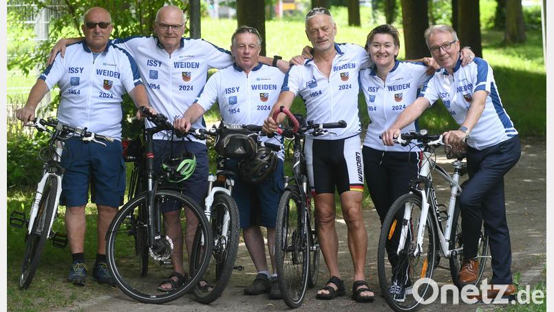 So sieht der Radrennstall &quot;Team Städtepartnerschaft&quot; aus. Nächste Woche machen sich (von links) Wolfgang Bergmann (68), Andreas Servit (71), Horst Krüger (72), Heiner Hagn (65), Juliane Feneis und Reinhold Wildenauer (77) auf den Weg von Issy-les-Moulineaux nach Weiden. Bild: Gabi Schönberger