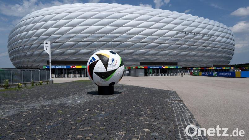 Ein großer Ball von Adidas ist vor der München Fußball Arena zu sehen. Bild: Sven Hoppe/dpa
