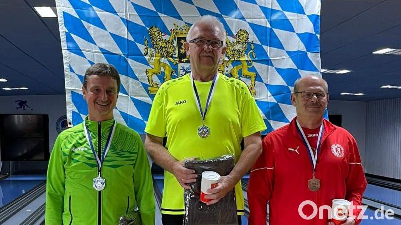 Siegerehrung bei der Ü60-Konkurrenz: Der Hirschauer Jürgen Wenzel (rechts) wurde Dritter hinter Sieger Werner Luttner (Mitte) und Ulrich Wittenbeck. Bild: sga