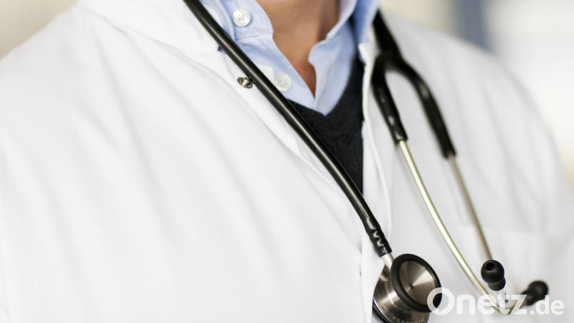 Es fehlt an Hausärzten, vor allem auf dem Land. Der Ärztliche Direktor, Dr. Harald Hollnberger, Amberg und Bürgermeister Martin Birner, Neunburg vorm Wald, machen sich deshalb für ein Pilotprojekt am Klinikum St. Marien in Amberg stark. Symbolbild: Rolf Vennenbernd/dpa