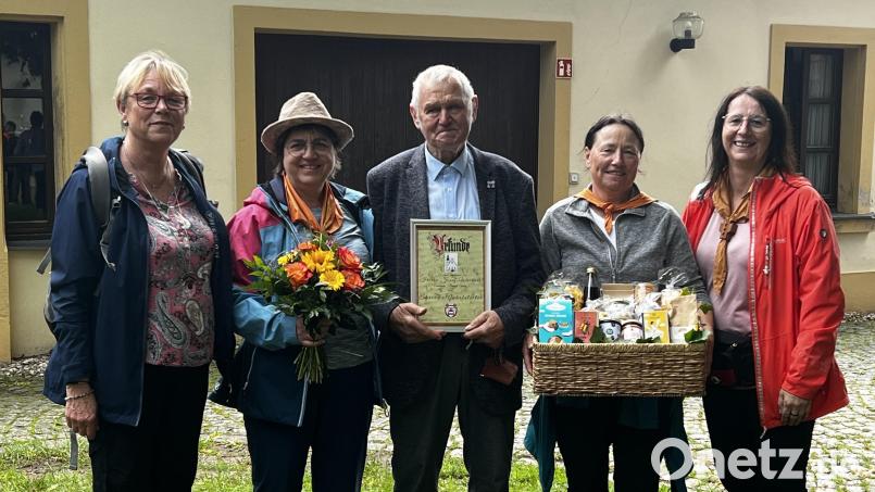 Josef Weidner (Mitte) wurde für seine Verdienste zum Ehrenwallfahrtsleiter ernannt. Ihm dankten (von links) Silvia Schinner, Frieda Zeitler, Martina Oguntke und Monika Stahl. Bild: Albin Zeitler/exb