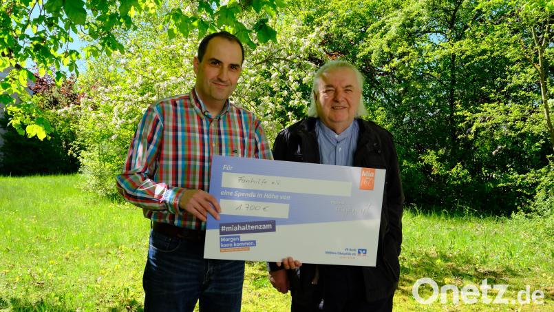 Ludwig Metz (rechts) übergibt den Spendenscheck an Fanhilfe-Vorstand Dieter Keil. Bild: Klaus Hofbauer/exb