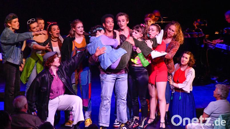 In Ensemble-Szenen stand die ganze Musical-Klasse auf der Bühne. Bild: Petra Hartl