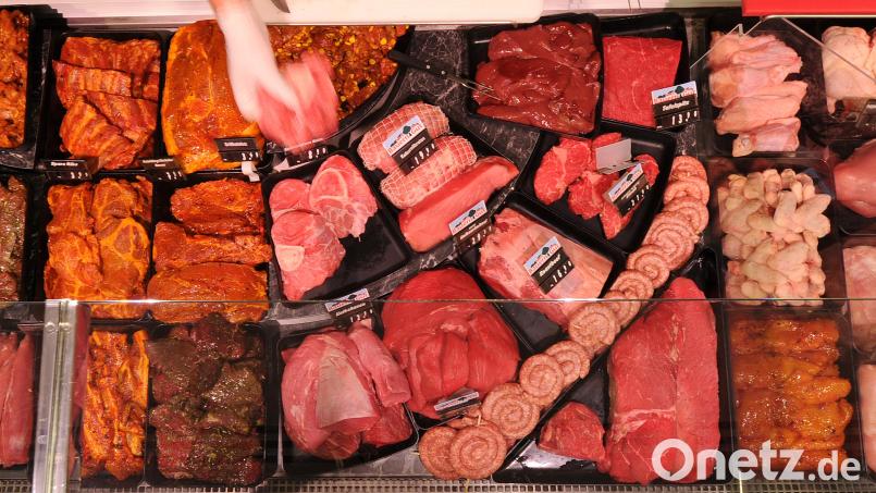 In einem Supermarkt in Windischeschenbach hat ein Ladendetektiv eine 62-Jährige erwischt, die in ihrer Handtasche Spare-Ribs stehlen wollte. Symbolbild: Julian Stratenschulte /dpa