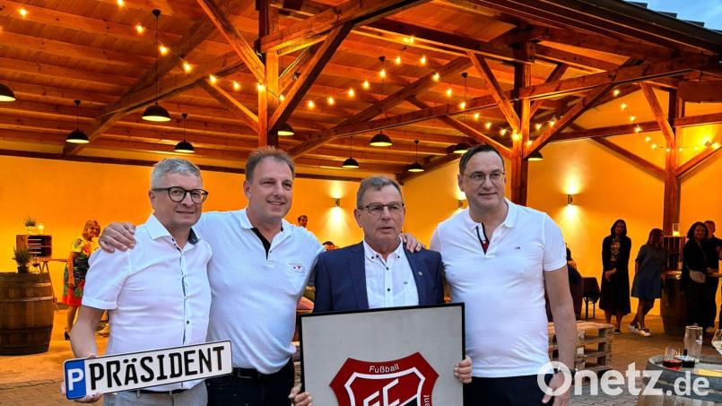 Zu seinem 70. Geburtstag wird Willi Hagler (Zweiter von rechts) zum &quot;Präsidenten&quot; ernannt. Mit ihm freuen sich Michael Grünwald, Armin Goschler, und Thomas Diertl (von links). Bild: Goschler/exb