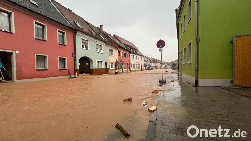 Während die Flut durch Hahnbach schwappte, roch der Markt nach Öl. Archivbild: upl