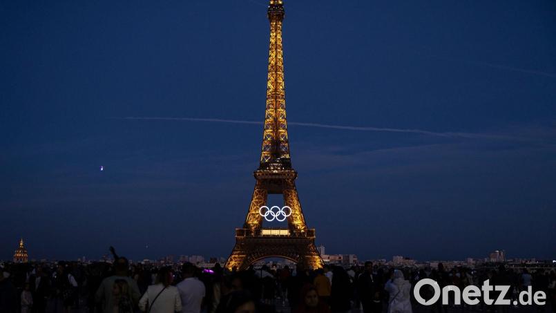 Die olympischen Ringe sind auf dem Eiffelturm in Paris zu sehen. Bild: Aurelien Morissard/AP/dpa