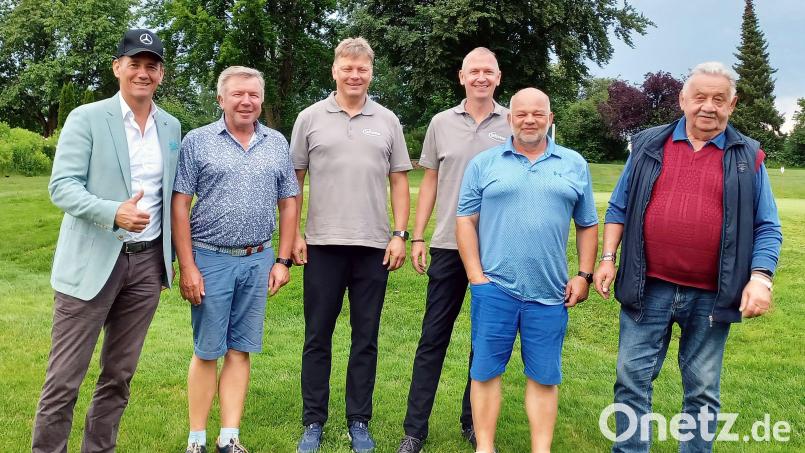Spielleiter Reinhold Scharl rechts), Präsident Harald Thies (Zweiter von links) und Andreas Westphal (links) vom Autohaus „Stern-Center“ zeichneten die Sieger des zweiten „After-Work“-Golf-Cups aus. Bild: lst/exb