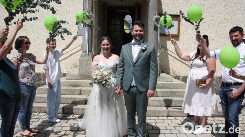 Anna-Lena und Tobias Gradl wurden beim Verlassen der Großkonreuther Pfarrkirche von einem Ehrenspalier empfangen. Bild: kro