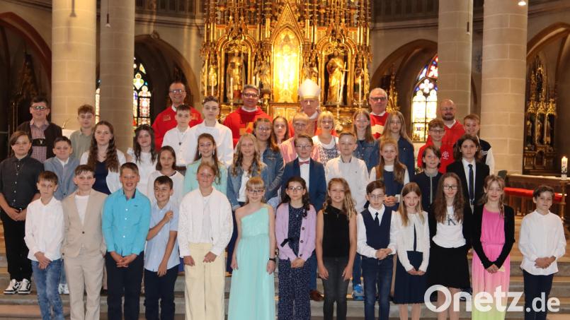 38 Jugendliche aus St. Martin und St. Michael feierten mit Weihbischof Reinhard Pappenberger ihre Firmung in der Basilika St. Martin. Bild: Martin Melchner/exb