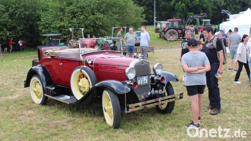 Der Fahrer des ältesten Fahrzeugs ist Reinhard Frisch. Er präsentiert dieses Schmuckstück, einen Ford Baujahr 1930. Bild: nis